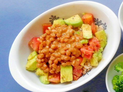 納豆アボカドトマトのさっぱりサラダ丼